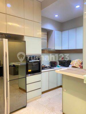 Rumah Pik 3 Lantai Furnished, Rapi Bagus Banget Siap Huni!