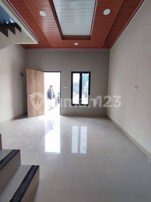 Rumah 2 Lantai Minimalis Harga Ekonomis dekat Graha Raya Bintaro