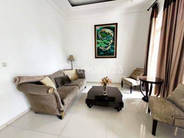 Rumah Gaya Classic Lingkungan Nyaman Siap Huni Lokasi Bsd City 