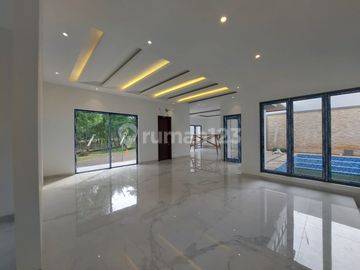 Rumah baru hook hadap taman Bahamas Delatinos BSD ada kolam renang