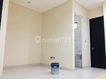Rumah 2 Lantai Shm Akses Bagus Dekat Ke Jl Raya Bebas Banjir