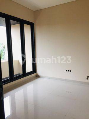 Rumah 2 Lantai Shm Akses Bagus Dekat Ke Jl Raya Bebas Banjir