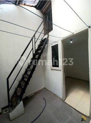 Komplek Billymoon 2 Lantai Shm di Pondok Kelapa, Jakarta Timur