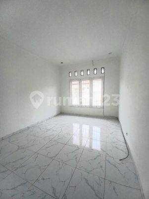 Komplek Billymoon 2 Lantai Shm di Pondok Kelapa, Jakarta Timur
