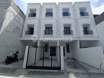 Rumah 3 lantai siap Huni di Menteng, Jakarta Pusat