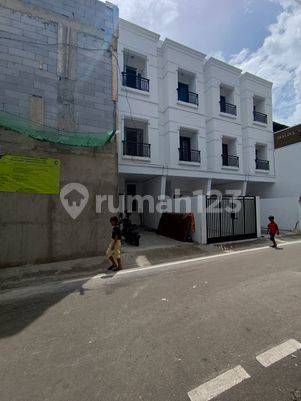 Rumah 3 lantai siap Huni di Menteng, Jakarta Pusat
