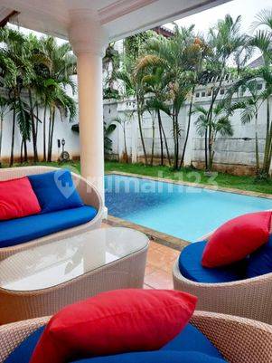 Rumah di Pejaten Barat ada Kolam renang dua lantai bagus dan mewah harga murah