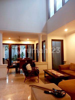 Rumah di Pejaten Barat ada Kolam renang dua lantai bagus dan mewah harga murah