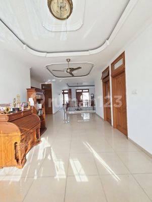 Rumah di sektor 3a bagus dua lantai bangunan kokoh masih ada halaman