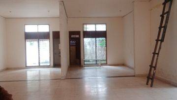 Rumah di Selatan Amplaz, cck untuk usaha & kantor.Halaman depan & blkg luas, teduh pepohonan.