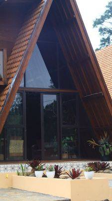 Rumah villa kayu vintage baru di Puncak Bogor, jaminan kualitas kayu 20tahun. Sudah SHM, IMB. Fasilitas kolam renang dan kolam ikan pribadi tiap. Cluster one gate system. Lokasi dekat jalan alternatif ke Taman Safari Bogor.Tersedia taman dan sungai kecil 