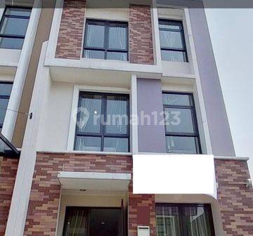 Dijual rumah kos 10 kamar di Cluster Allogio Gading Serpong