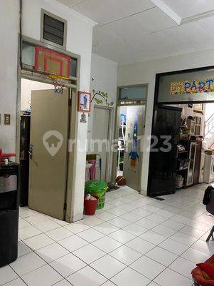 Rumah terawat Taman Holis Indah