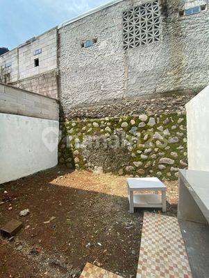 Rumah 2 Lantai Modern Pinggir Jalan Terdekat Ke Tol Cimanggis