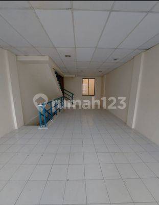 Ruko 3 Lantai di Cempaka Mas, Siap Pakai