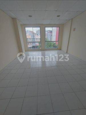 Ruko 3 Lantai di Cempaka Mas, Siap Pakai