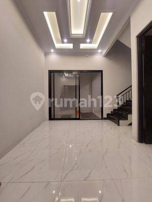 RUMAH MEWAH CLASSIC DEKAT KRL LENTENG AGUNG DAN TOL 