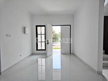 Rumah Hoek Layout Menawan 4 Kamar Siap Huni di The Icon M403