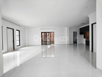 Rumah Hoek Layout Menawan 4 Kamar Siap Huni di The Icon M403