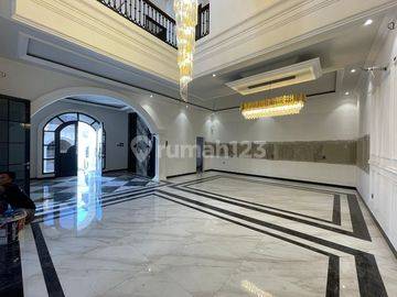 Rumah American Classic 3 Lantai Ada Swimpool Di Jagakarsa