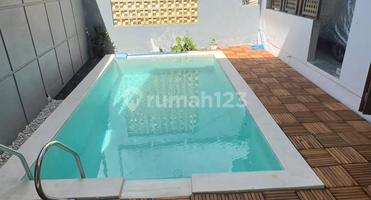 Villa Gaya Industrial Modern Dekat Sidewalk Mall