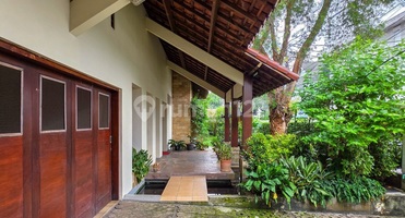 Rumah Klasik Dengan Kayu Dan Batu Serta Tanaman