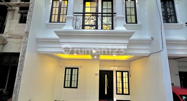 Rumah Mewah Rooftop Siap Huni Dalam Kompleks Besar di Tanah Baru Beji Depok