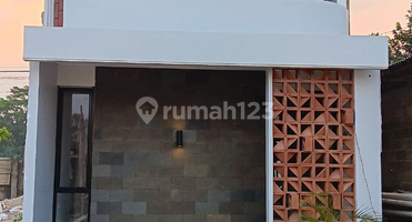 Rumah 2 Lantai Dinding Bata Merah Dekat Tol Cimanggis