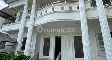 Rumah Mewah di Villa Cinere Mas Layout Lapang Ada Swimming Pool