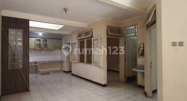 Rumah Sederhana Dan Siap Huni di Taman Modern, Jakarta Timur