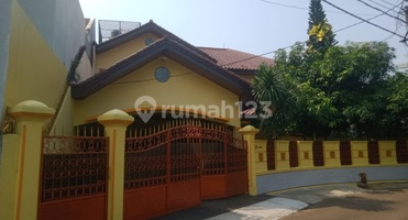 Rumah Bagus Dengan Pool Lokasi Premium Dalam Komplek Elit Di Cinere, Depok