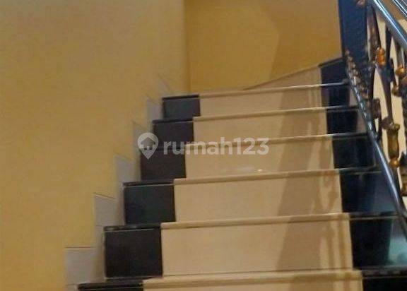 RUMAH HOOK TERAWAT 5 KAMAR DLM PERUMAHAN BILLYMOON PONDOK KELAPA 