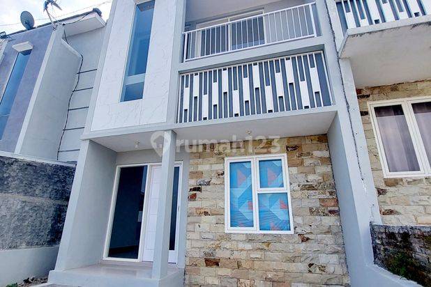 Rumah baru SHM modern 2 lantai area segitiga emas karangploso malang