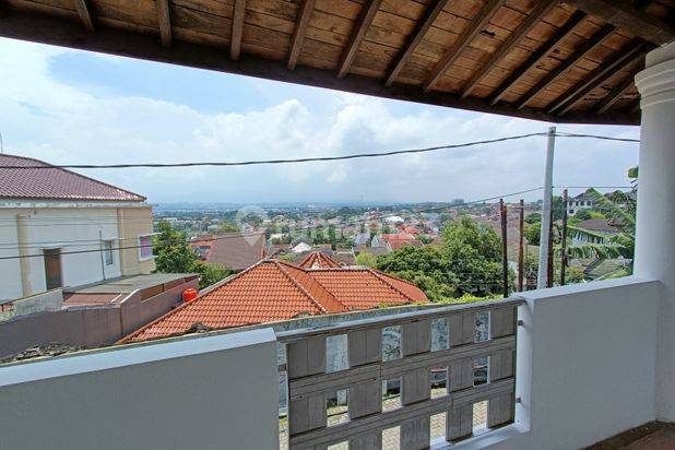 Rumah tengah kota Semarang ada view bagus siap huni dekat kampus Undip dekat tol dijual di Bukit sari Semarang selatan
