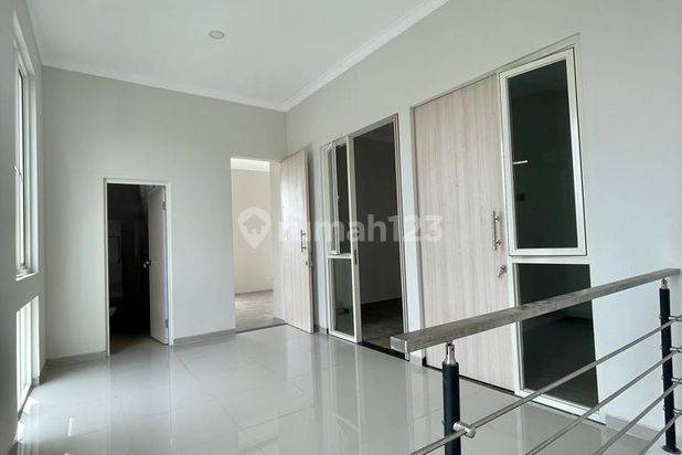 Hanya 1 M An Ada 4 Kamar Tidur, Rumah Baru Gress Murah di Rungkut