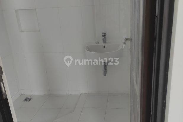 Disewakan rumah baru jakarta barat di Citra garden Puri