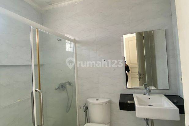 Disewakan rumah dua lantai siap huni hoek SHM