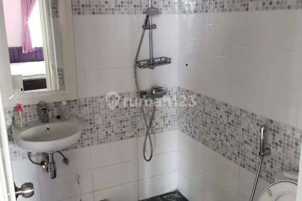 Jual cepat Apartemen French Walk 2 Kamar Tidur Semi Furnished
