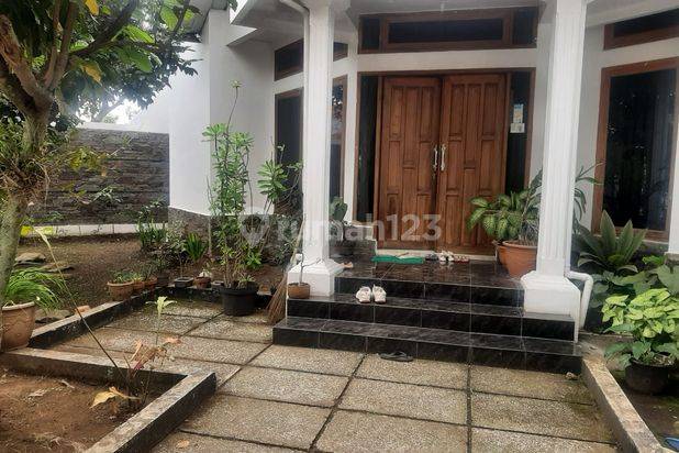 RUMAH BESAR DI KOMPLEK CIMAHI SAYAP GADOBANGKONG DILENGKAPI DENGAN PENDOPO