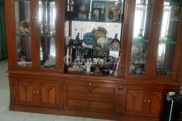 RUMAH BESAR DI KOMPLEK CIMAHI SAYAP GADOBANGKONG DILENGKAPI DENGAN PENDOPO