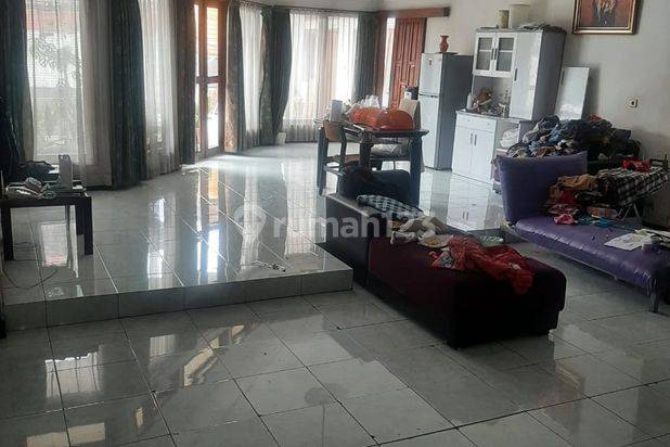 RUMAH BESAR DI KOMPLEK CIMAHI SAYAP GADOBANGKONG DILENGKAPI DENGAN PENDOPO