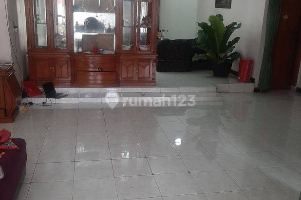RUMAH BESAR DI KOMPLEK CIMAHI SAYAP GADOBANGKONG DILENGKAPI DENGAN PENDOPO