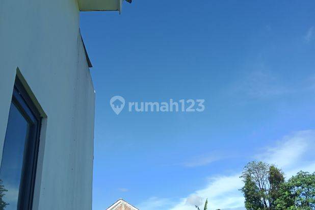 Hunian perumahan dua lantai dekat fasilitas