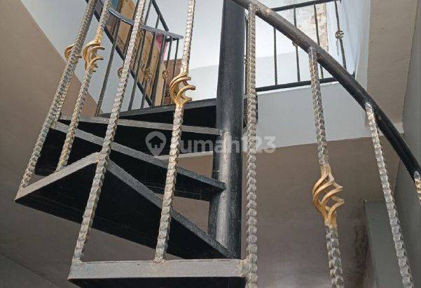 Rumah Luas Strategis Hook Terawat Di Sulfat Malang He299