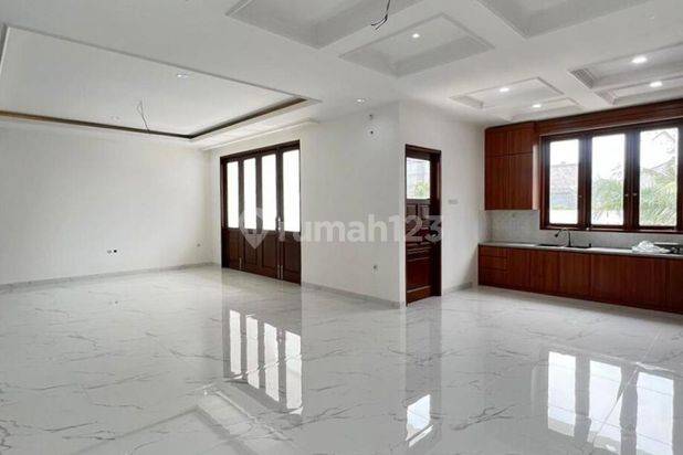 DIJUAL CEPAT RUMAH DI PESANGGRAHAN
MODERN CLASSIC
BRAND NEW HOUSE
Lokasi Strategis
Dekat ke Gate Tol JORR, Universitas Budi Luhur, Sekolah RI CCI 2, Rumah Sakit & Halte Busway