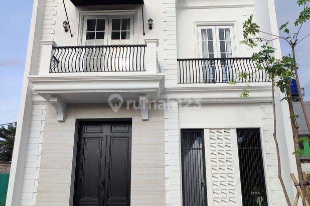 Rumah Mewah Classic 2 Lantai Lokasi Strategis 5 Menit ke MRT