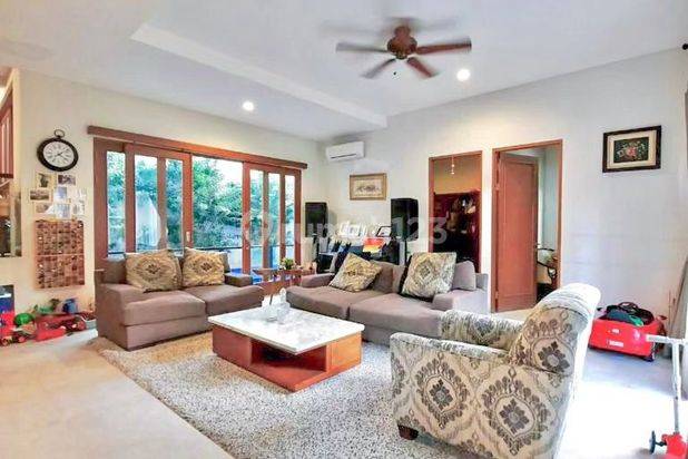 Rumah 2 Lantai SHM ada Kolam Renang di Bintaro Jakarta Selatan