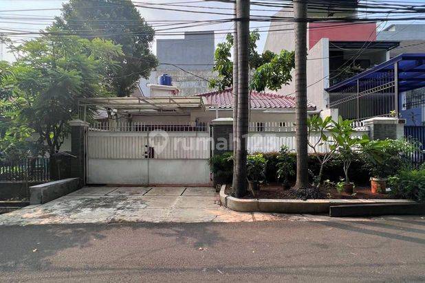Rumah lama layak huni prime area kebayoran Baru blok M