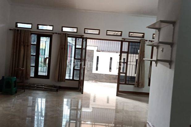 Rumah Bagus Terawat di Jalan Cipedes Tengah, Bandung 