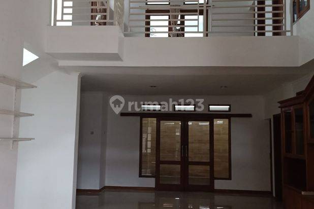 Rumah Bagus Terawat di Jalan Cipedes Tengah, Bandung 